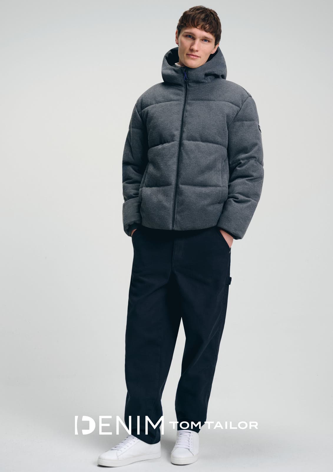 Model in een grijze Tom Tailor Denim gewatteerde jas